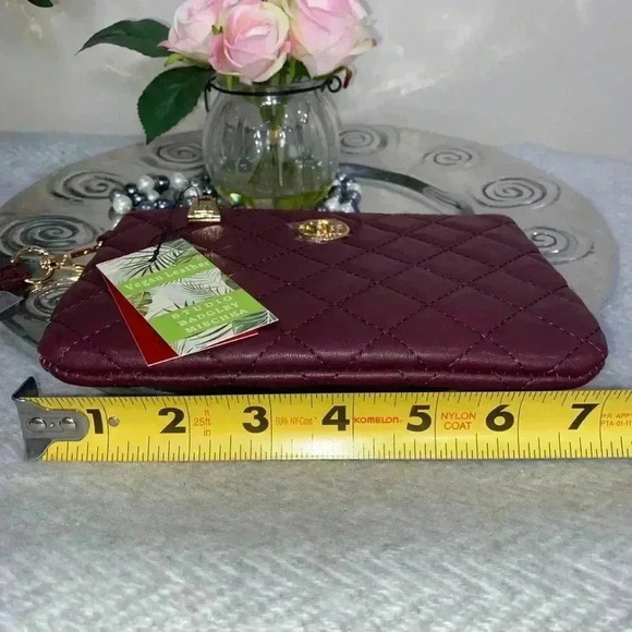👜 NEW Badgley Mischka Quilted Clutch in Burgundy NWT - Picture 9 of 10